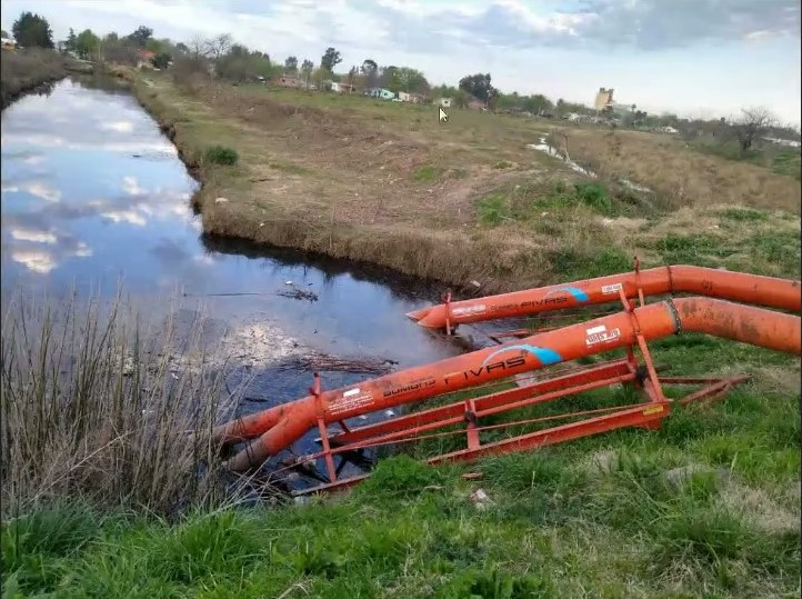 Terraplén construido en la ciudad de Navarro. Se observan viviendas en la zona.